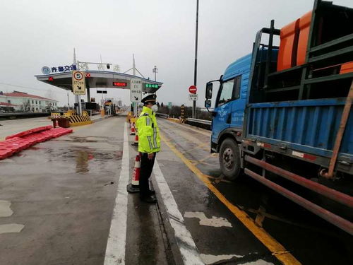 黑車 趁假期從新泰載客至青島 當場被執(zhí)法人員查扣