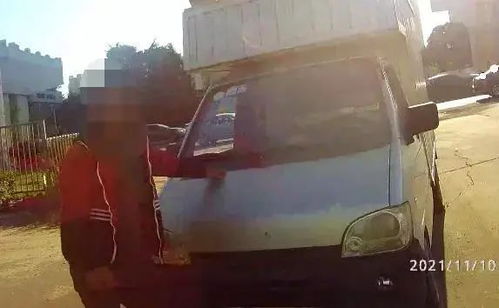 摩托車 馱 著9個煤氣罐 交警 你引起了我的注意