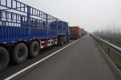 車速120跑高速,突遇障礙物,是撞還是躲,嫌命長才這樣選