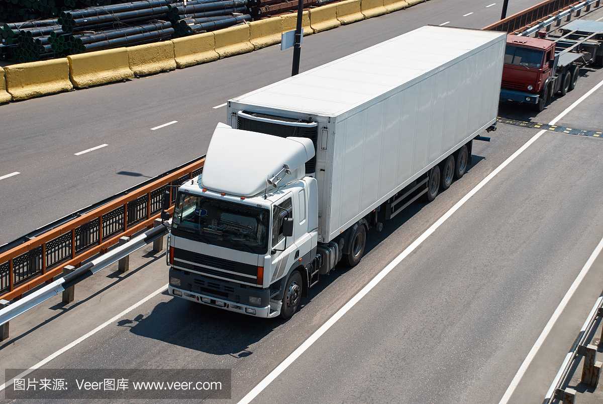 白色卡車在路上。貨物運輸