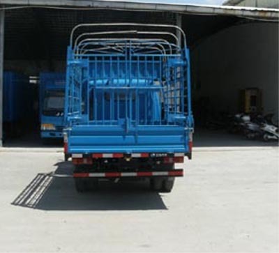 江淮牌HFC5042CCYK1RF型倉柵式運輸車